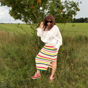 Megztas spalvotas sijonas ir marškiniai